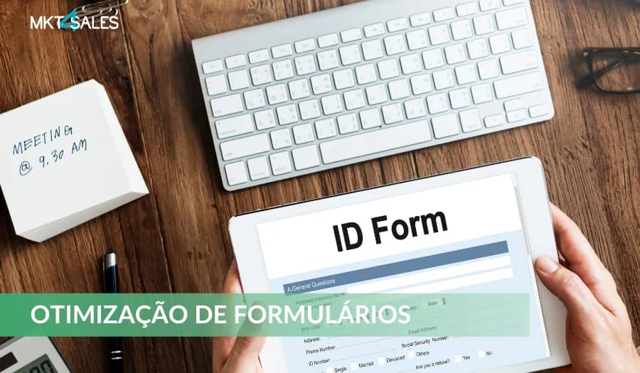 Formulário inteligente em tela de laptop com interface amigável