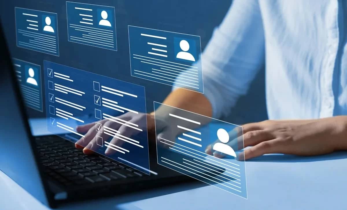 Equipe empresarial planejando estratégias digitais para B2B