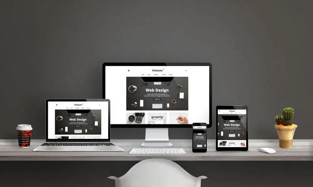 Layout de um site institucional em dispositivos diferentes