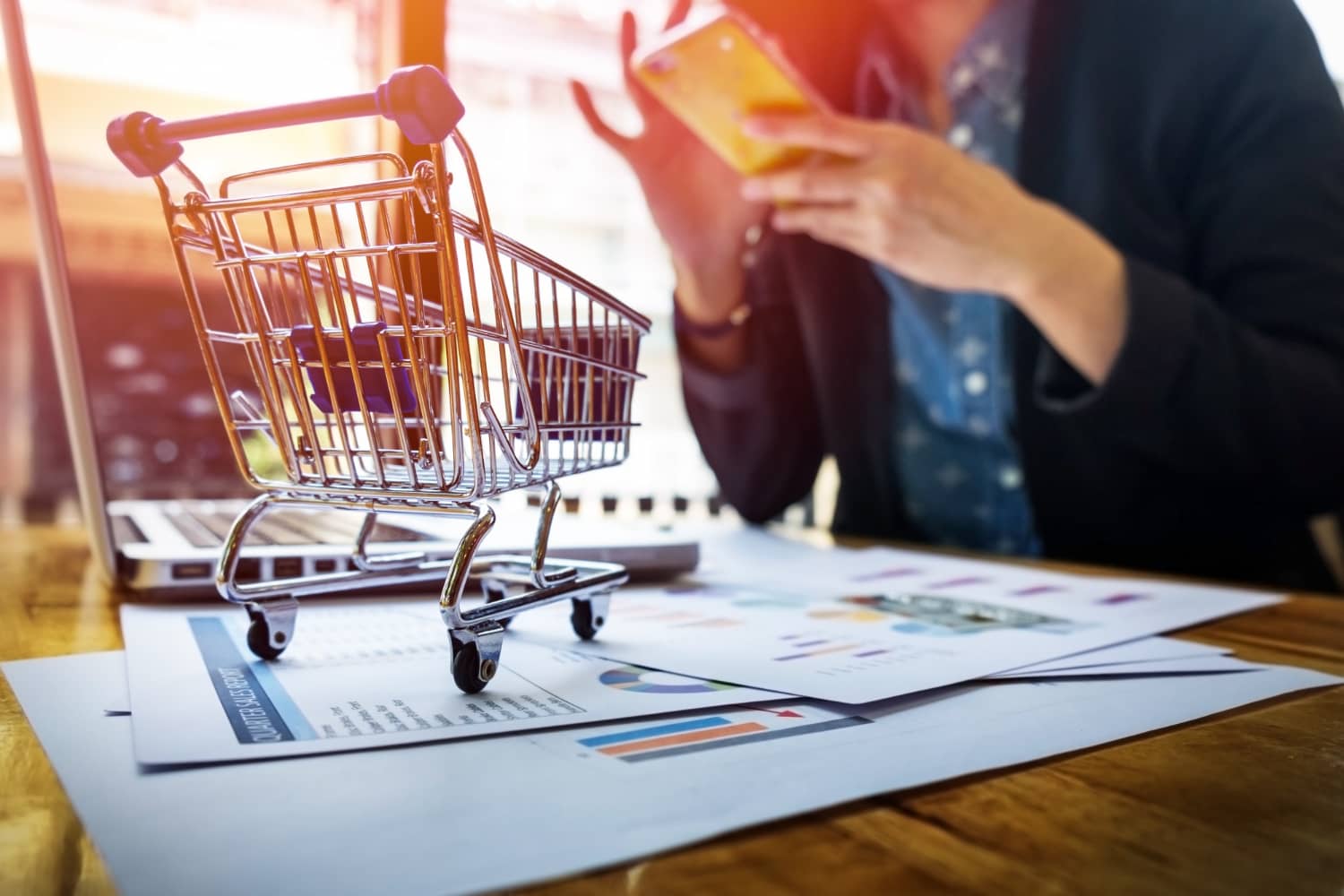 Loja moderna com integração entre sistemas digitais e atendimento ao cliente
