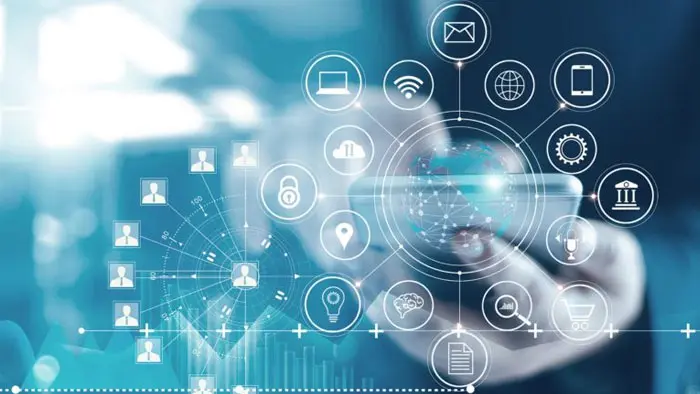 Executivo analisando dados em tela digital