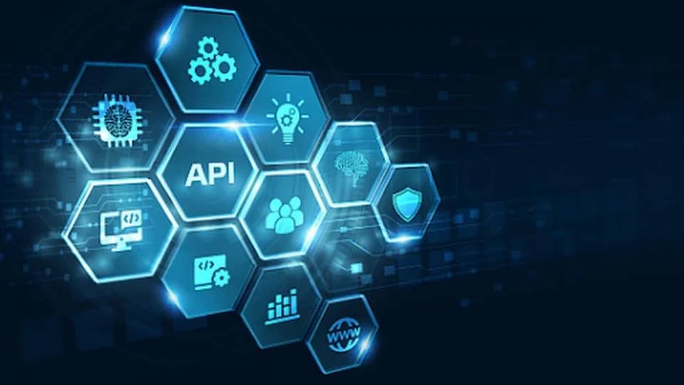 Fluxo de dados entre diferentes softwares conectado por APIs