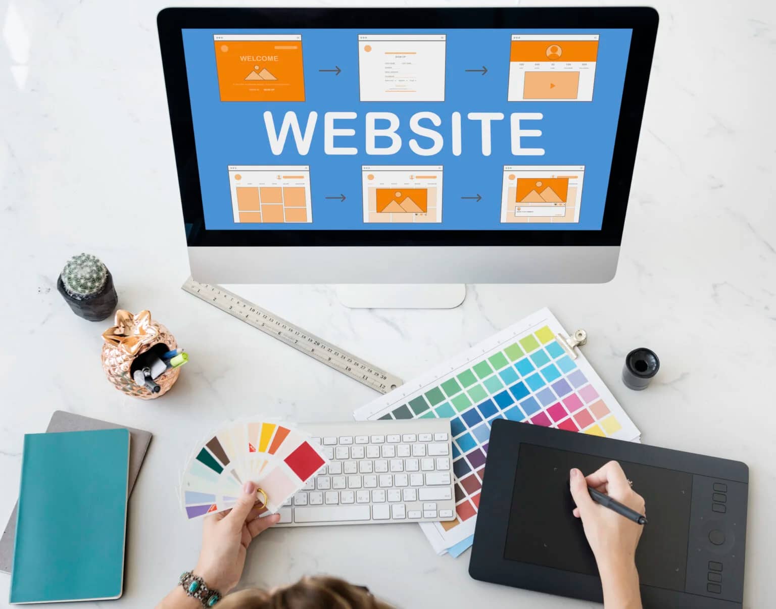 Mockup de site institucional exibido em diferentes dispositivos